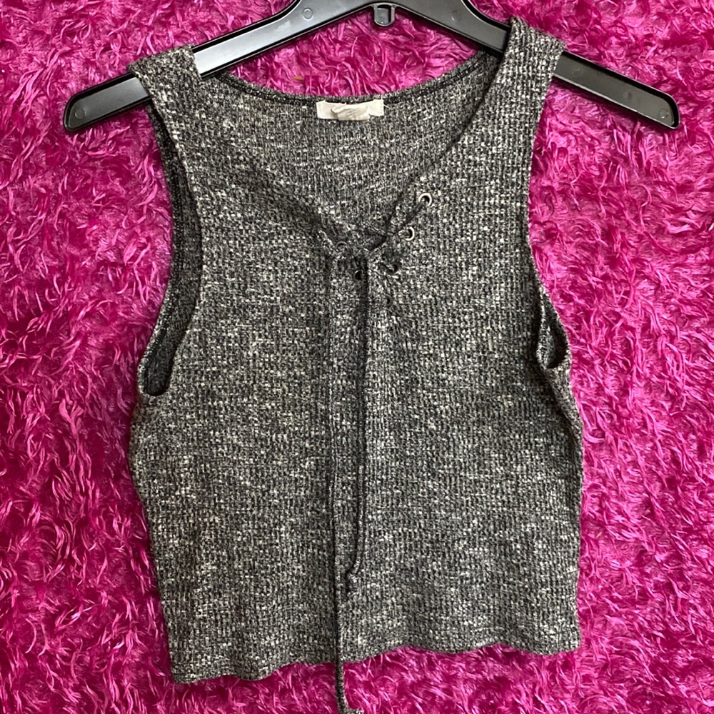 Ribbed tank top with closing at the front